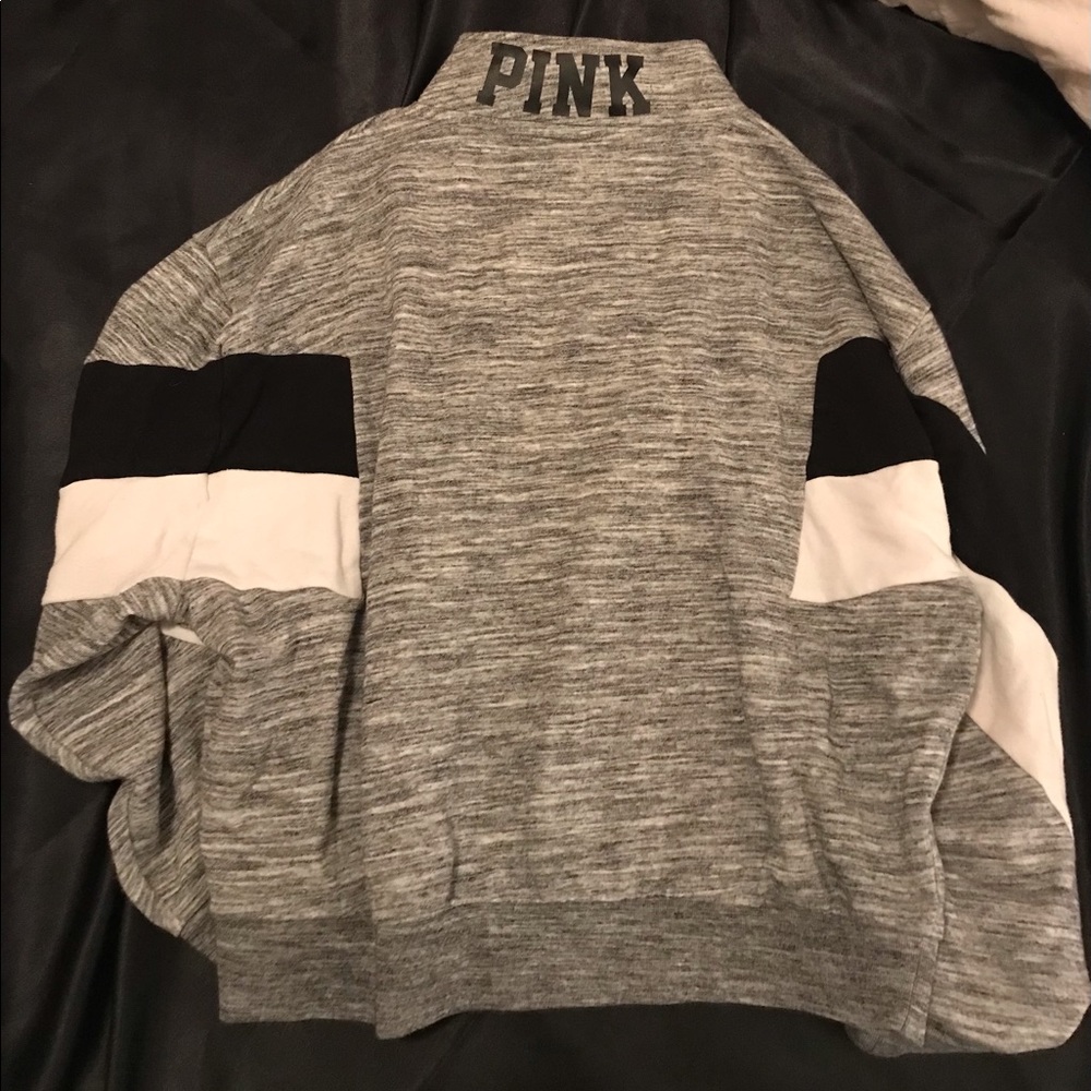 Pink/Victoria’s secret Size:M Colors: black, grey and white.In great condition.